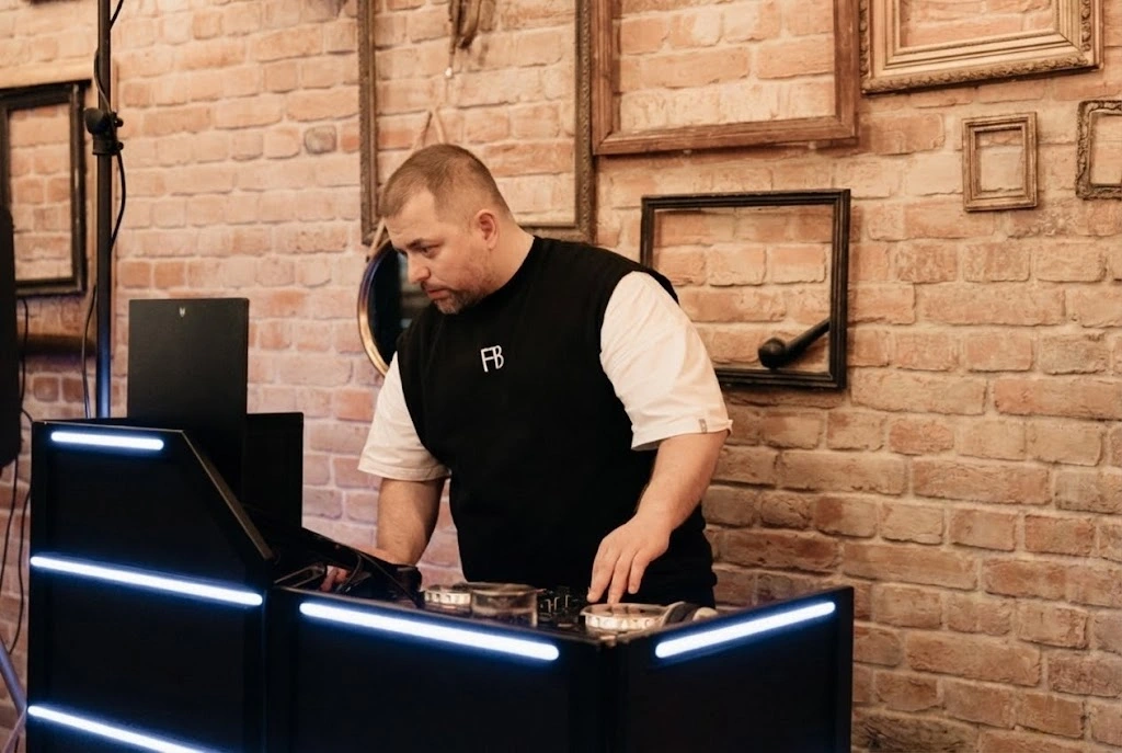 Диджей Refresh работает за черной стойкой с LED-подсветкой :-]